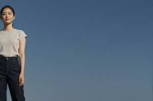 求人バナー素材: モダン女性とディープブルー