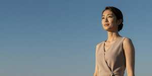 求人バナー素材: 魅力的な女性とブルー背景