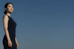 求人バナー素材: ブルーグラデのエレガント女性