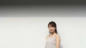 求人バナー素材: ボケと女性のカジュアルルック