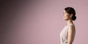 求人バナー素材: 紫黒グラデのエレガント女性