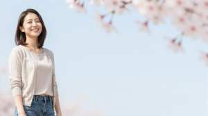 求人：青空と桜の下、新しい自分