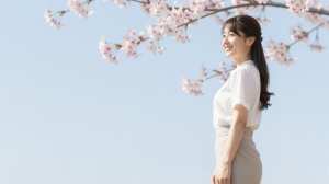 求人：桜舞う中で、輝く純粋さ