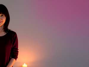 求人バナー素材: 紫ピンクグラデのカジュアル女性