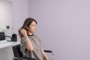 ヘアサロンで髪を梳かす女性