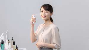 デパートでフェイシャルミストを試す女性