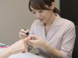 ネイルサロンで働くネイリスト