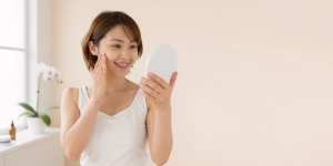 肌の調子を確認する女性