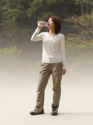 山道で休憩するハイキング