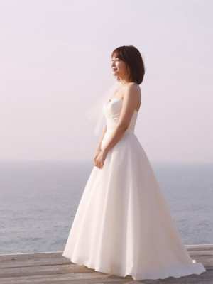 海辺で風に舞うベールの花嫁