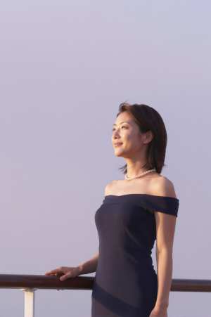 クルーズ船デッキで海を眺める