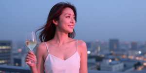 キャバクラの屋上で夜景を見ながら