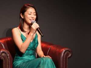 キャバクラで客の膝に座るエメラルド