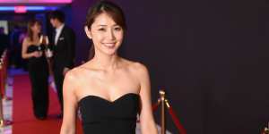 クラブの赤絨毯を歩くドレスの美女