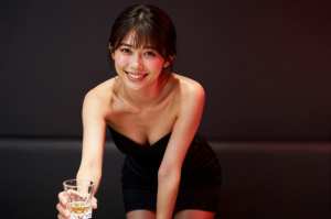 キャバクラVIPで客に差し出す黒ドレス