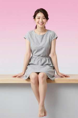 ガールズバー求人: 明るい笑顔のドレスアップ