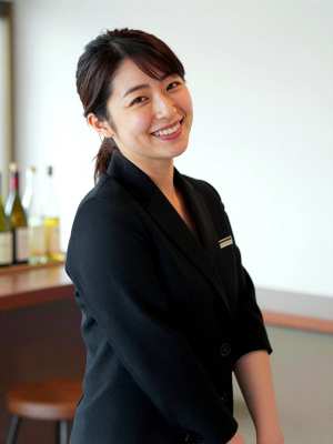 ガールズバー求人: カウンターで輝く笑顔