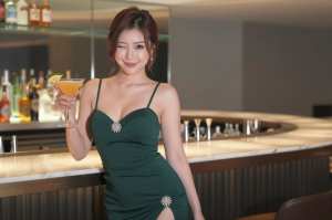 ネオンに輝くバー