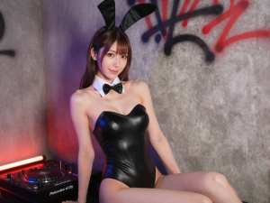 地下バーのクールなバニー