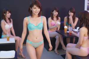 おっパブの青ランジェリー嬢サービス