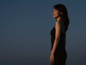 求人バナー素材：青グラデと女性