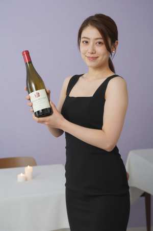 フレンチレストランでワインを勧めるソムリエ