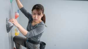 ボルダリングを楽しむ女性