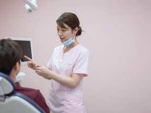 患者に説明する歯科医師