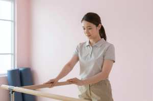 リハビリを指導する理学療法士