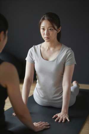 リハビリ運動を指導する理学療法士