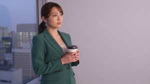 夕暮れのオフィスで思考する女性経営者