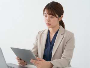 財務レポートを確認するビジネスウーマン