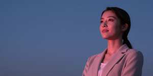 求人バナー素材: 上を向く女性