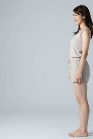 求人バナー素材: 穏やかな光と女性