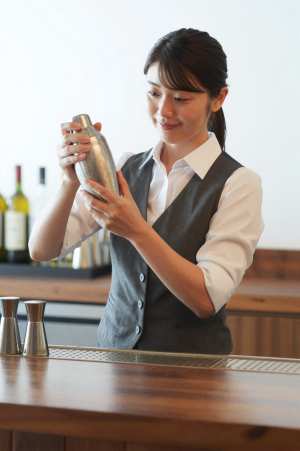 カクテルを作るバーテンダー