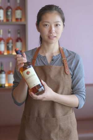 ウィスキーを提供するバーテンダー