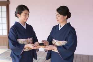 旅館の丁寧なチェックイン