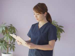 診察結果を説明する看護師