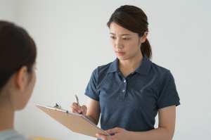 リハビリ記録をつける理学療法士