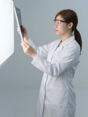 レントゲンを分析する臨床検査技師