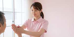 ストレッチを指導する理学療法士