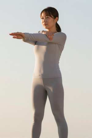 夕焼けの公園でクールダウンする女性