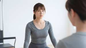 パーソナルトレーニングを受ける女性