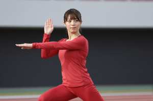 屋内トラックでウォーミングアップする女性