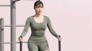 屋外フィットネスで運動する女性