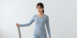 リハビリテーションでストレッチする女性