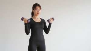 自宅ジムで筋力トレーニングする女性