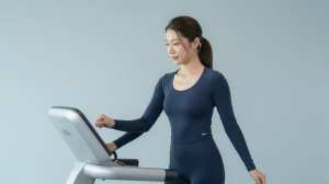 最新機器でトレーニングする女性