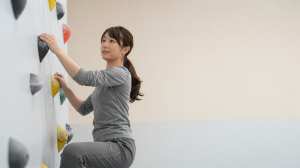 ボルダリングウォールに挑戦する女性