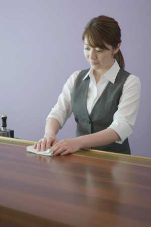 バーカウンターを清掃する女性バーテンダー